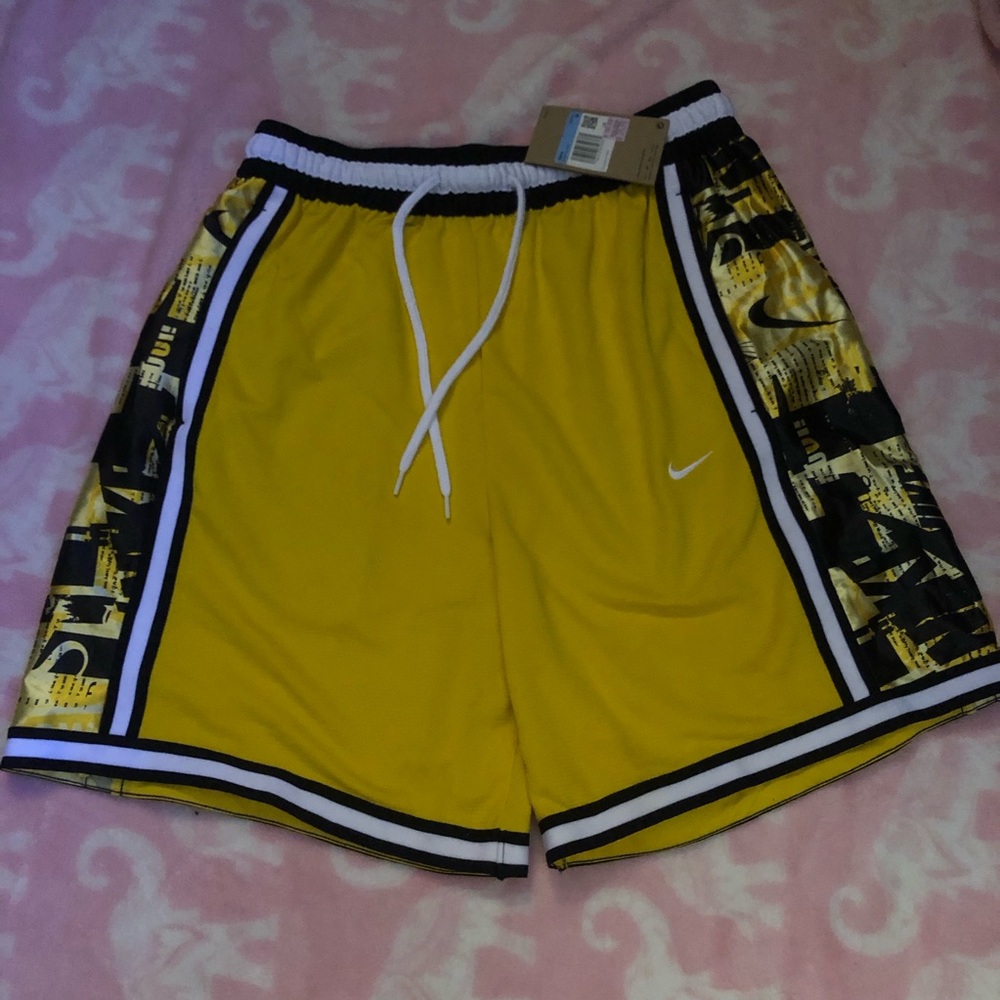 Nike basketball shorts men’s medium